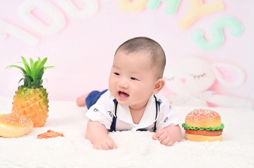来宾宝宝在妈妈肚子里